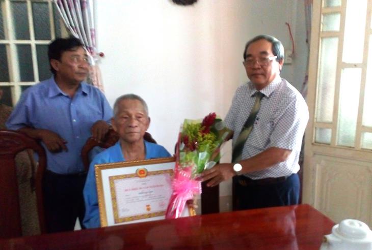 Xã Hiệp TânTrao tặng Huy hiệu 50 năm tuổi Đảng cho đảng viên hưu trí 
